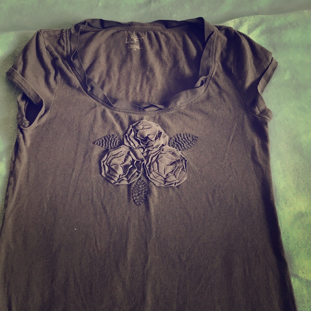 Grey short sleeve shirt with flower design